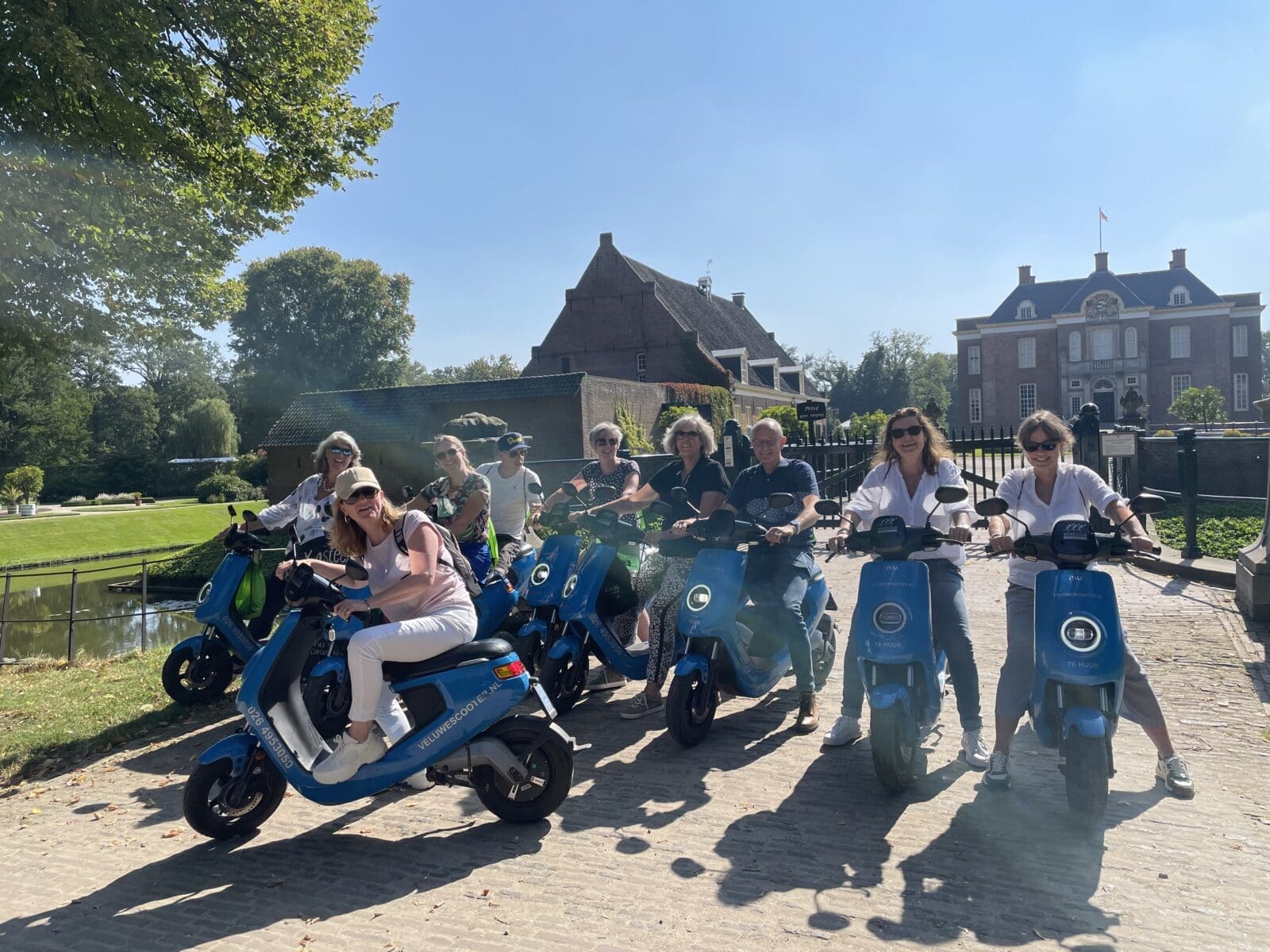 Groep mensen op scooters