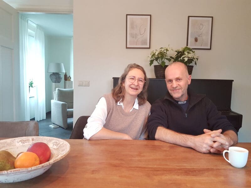 Een man en een vrouw in een kamer