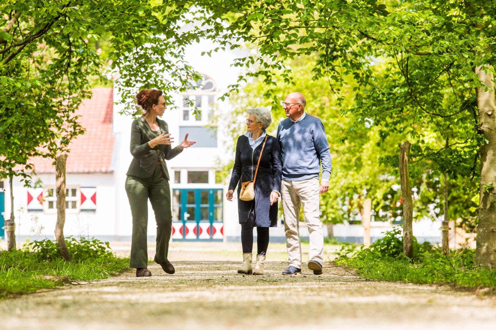 informatiegesprek tussen een medewerker van natuurbegraafplaats huis ter heide en twee bezoekers