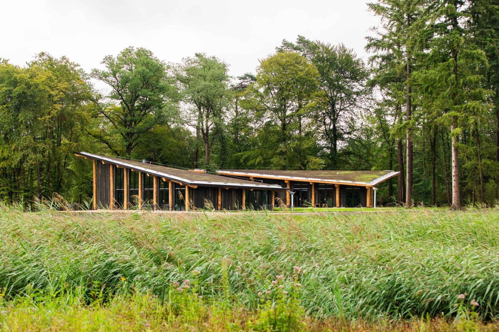 ceremoniegebouw-van-natuurbegraafplaats-landgoed-christinalust