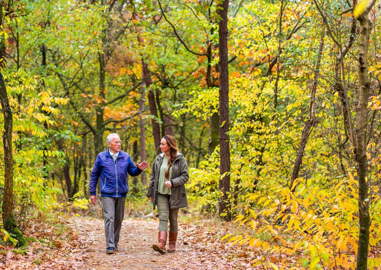 Wandelende mensen in de natuur