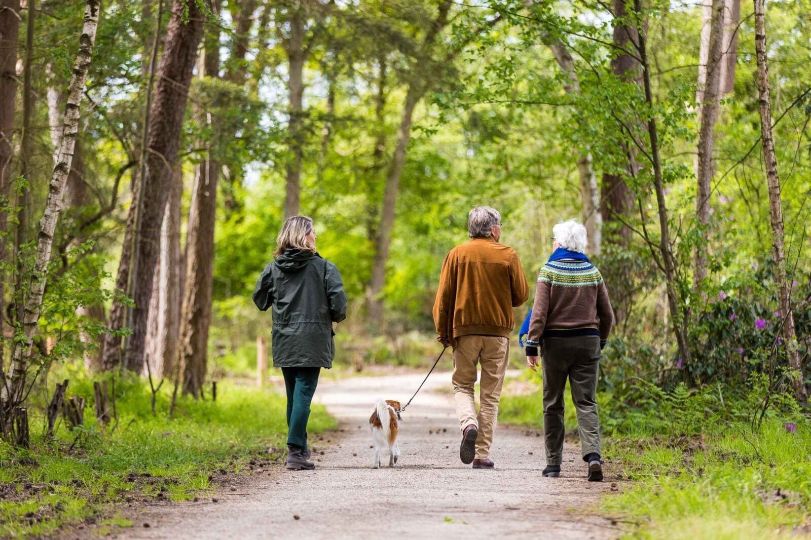 wandelende mensen op natuurbegraafplaats landgoed christinalust