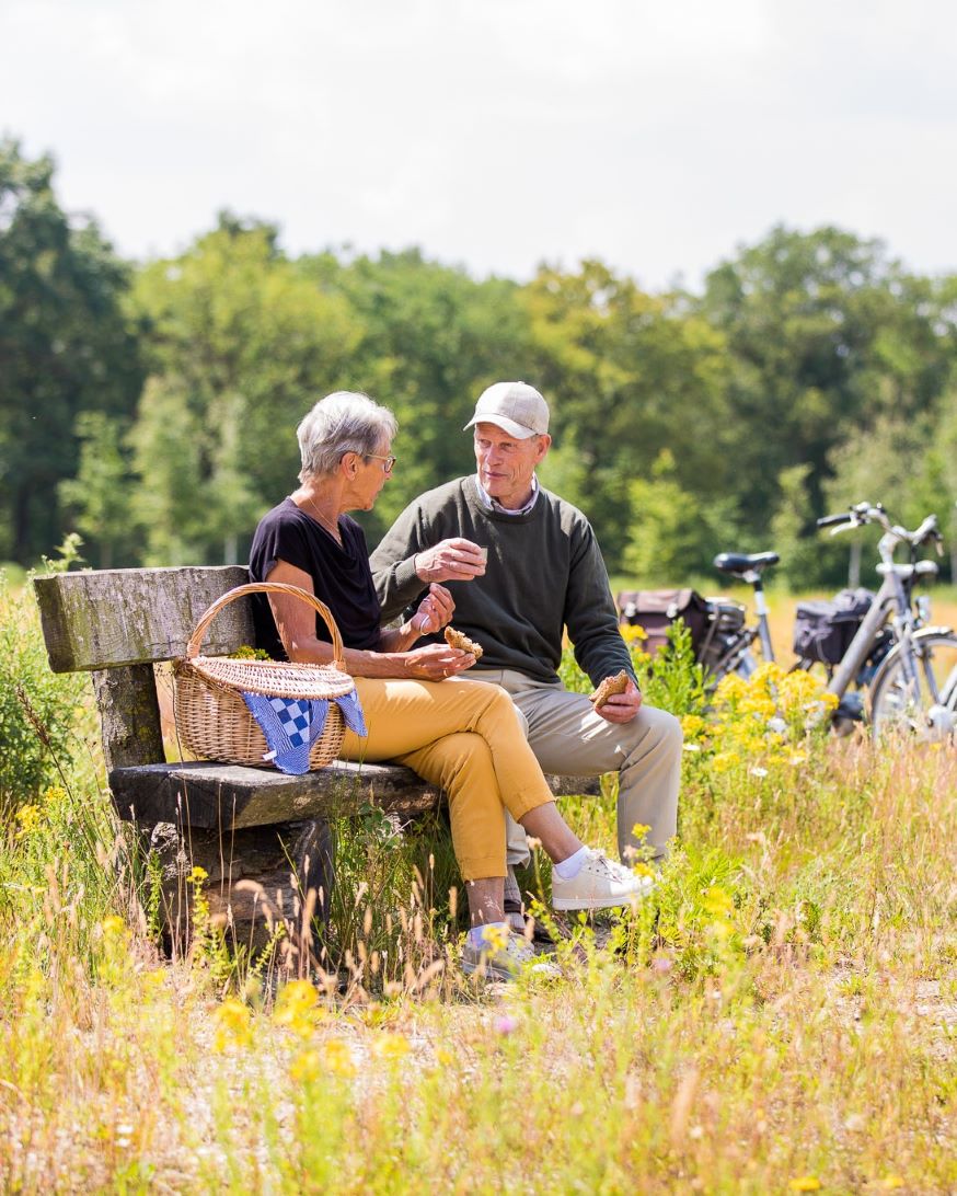 Picknicken op een natuurbegraafplaats van Natuurbegraven Nederland