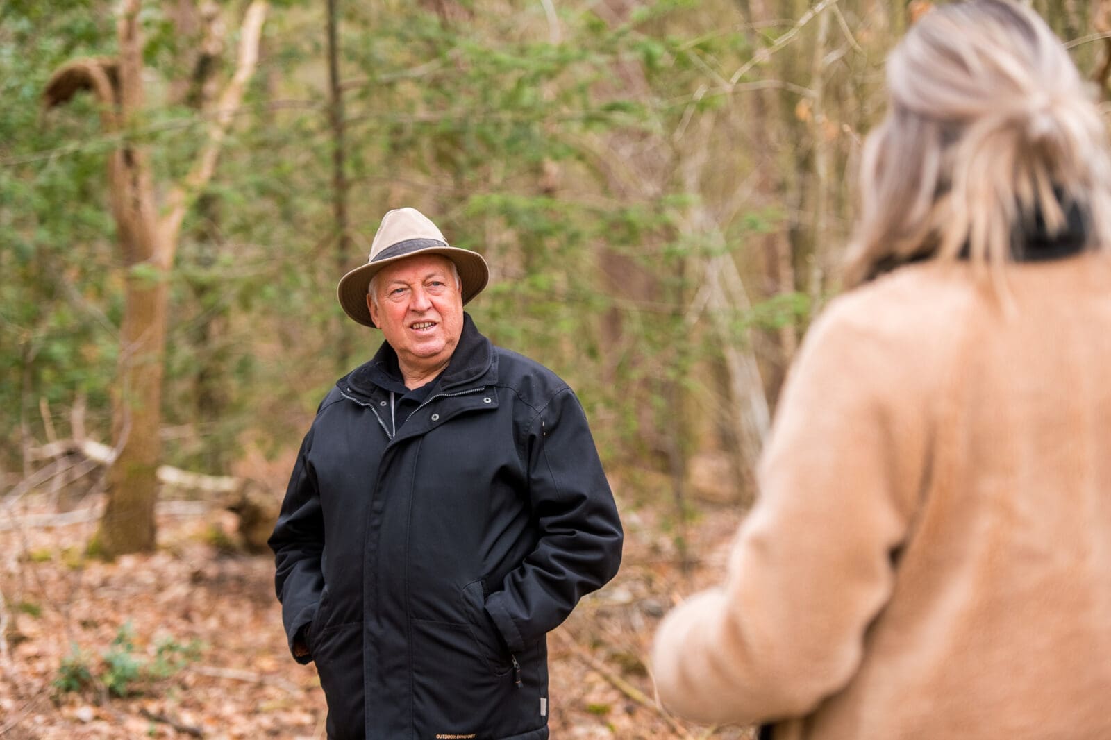Boswachter Frans Kapteijns maakt een wandeling op de natuurbegraafplaats